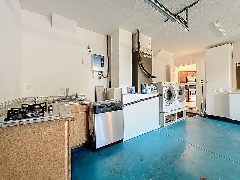2402 Dryer Ave — Photo 38