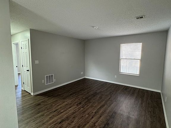 4th image of 1138 E Walnut St #5