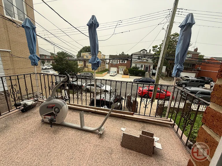 Ampere Ave — Photo 7