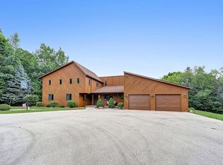 1433 Whitewater Dr, Manitowoc, WI 54220