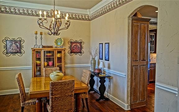 4th image of 120 Applewood Ln