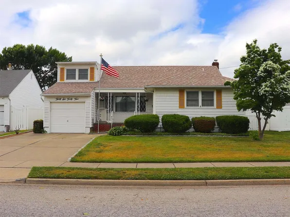 3645 Farmranch Road S, Bethpage, NY 11714