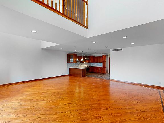 5th image of 16148 95th St