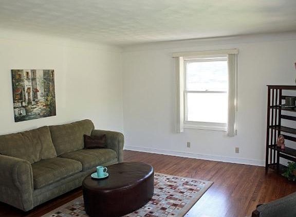3rd image of 126 21st Ave N