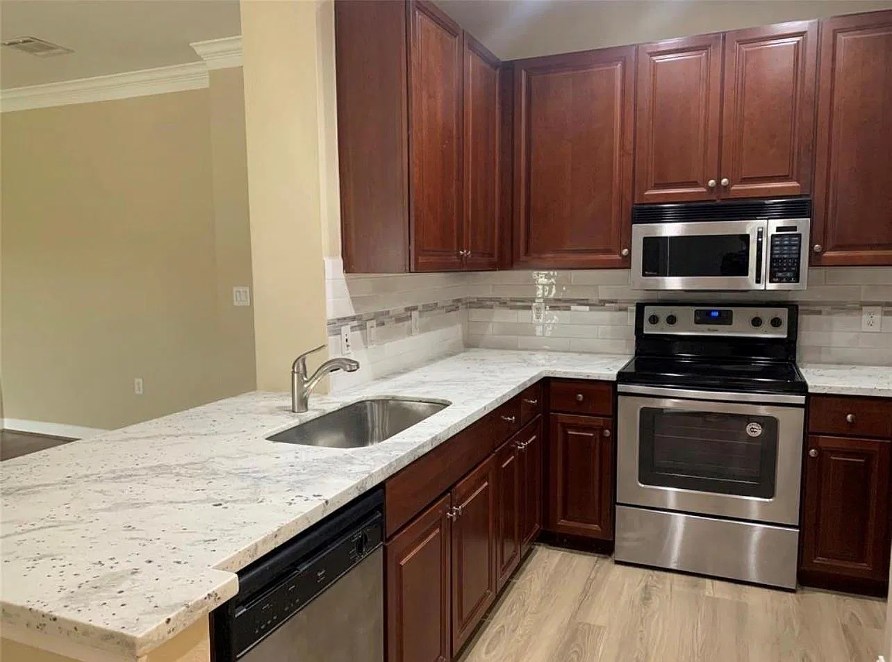 1 bed, 1.0 bath, 881 sqft, $1,650 — Photo 3