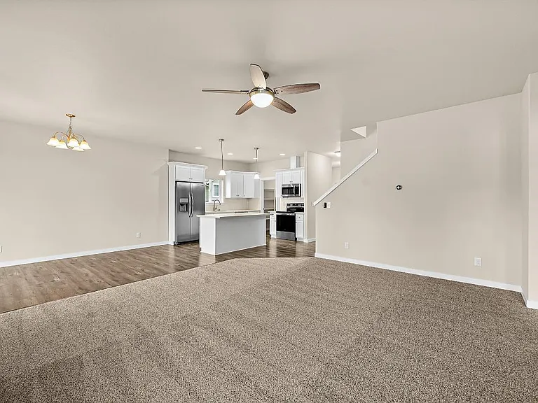 702 Hubbard Rd SE — Photo 16