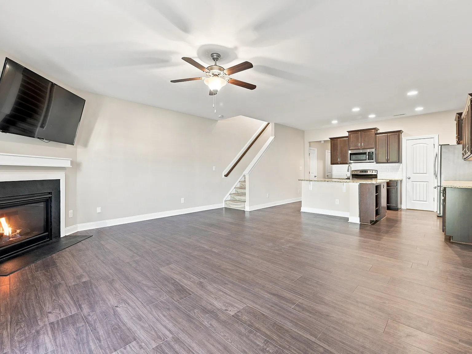 3 bed, 2.5 bath, 1800 sqft, $1,850 — Photo 4