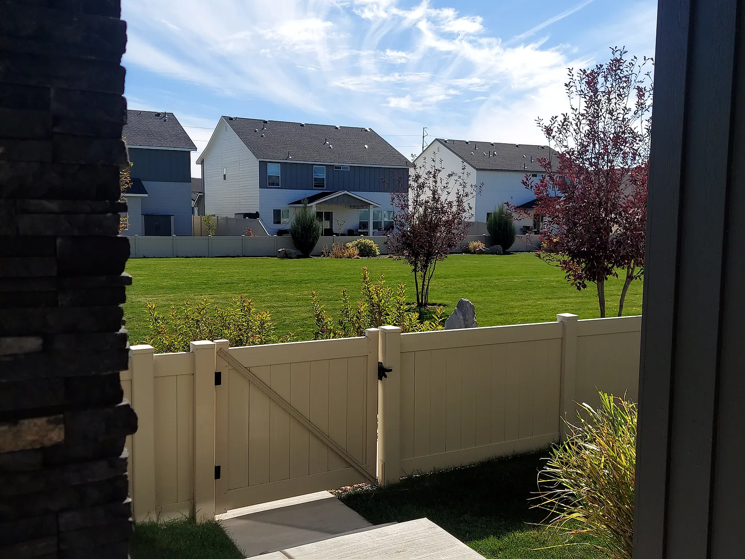 3 bed, 2.5 bath, 1889 sqft, $2,600 — Photo 2