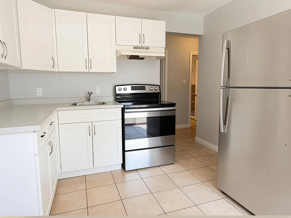 537 Confederation St #1