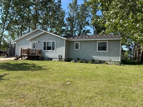 305 Lincoln Ct SW, Warroad, MN 56763