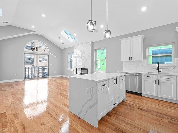 3rd image of 85 Oxford Ave Floor 2