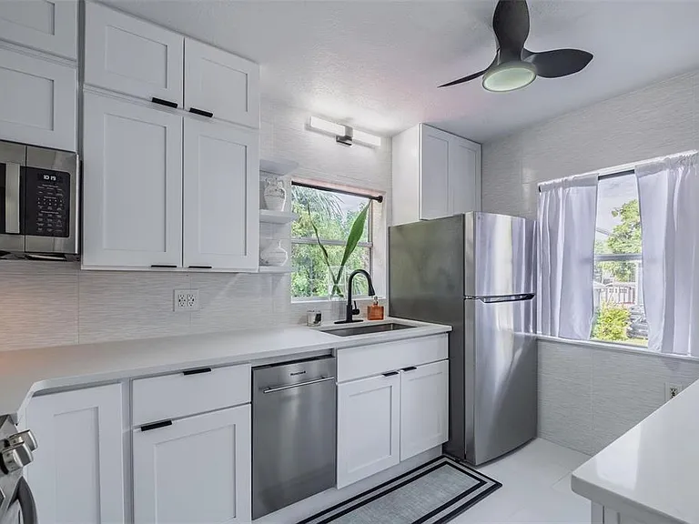 1427 Asher Ln — Photo 6