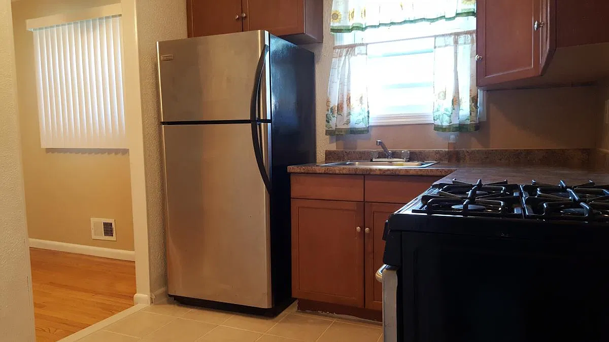 3 bed, 900 sqft, $2,400 — Photo 3