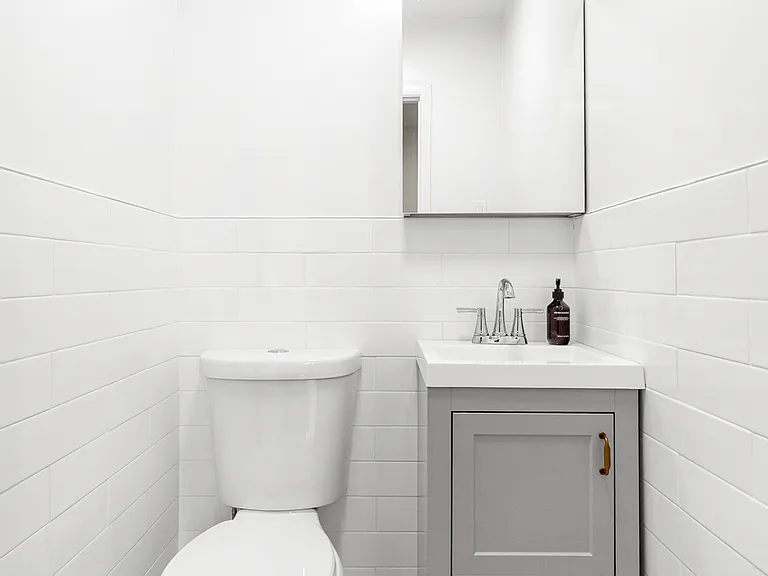 431 W 22nd St #1R — Photo 14