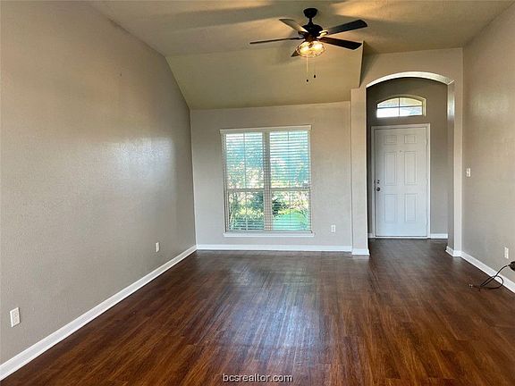 5th image of 1055 Venice Dr