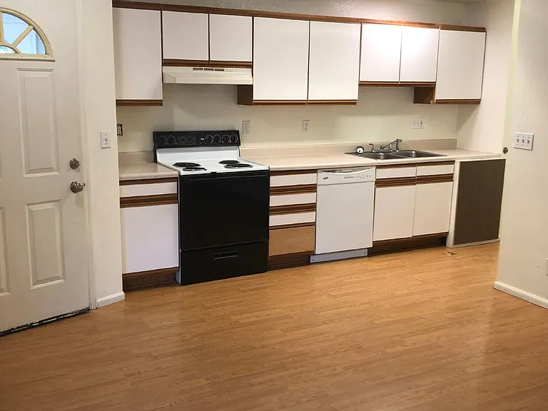700 NE Johnson St #17 — Photo 1