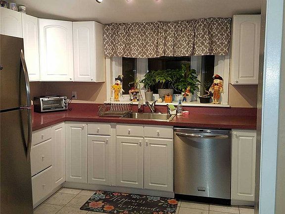 4th image of 50 Evans Ave