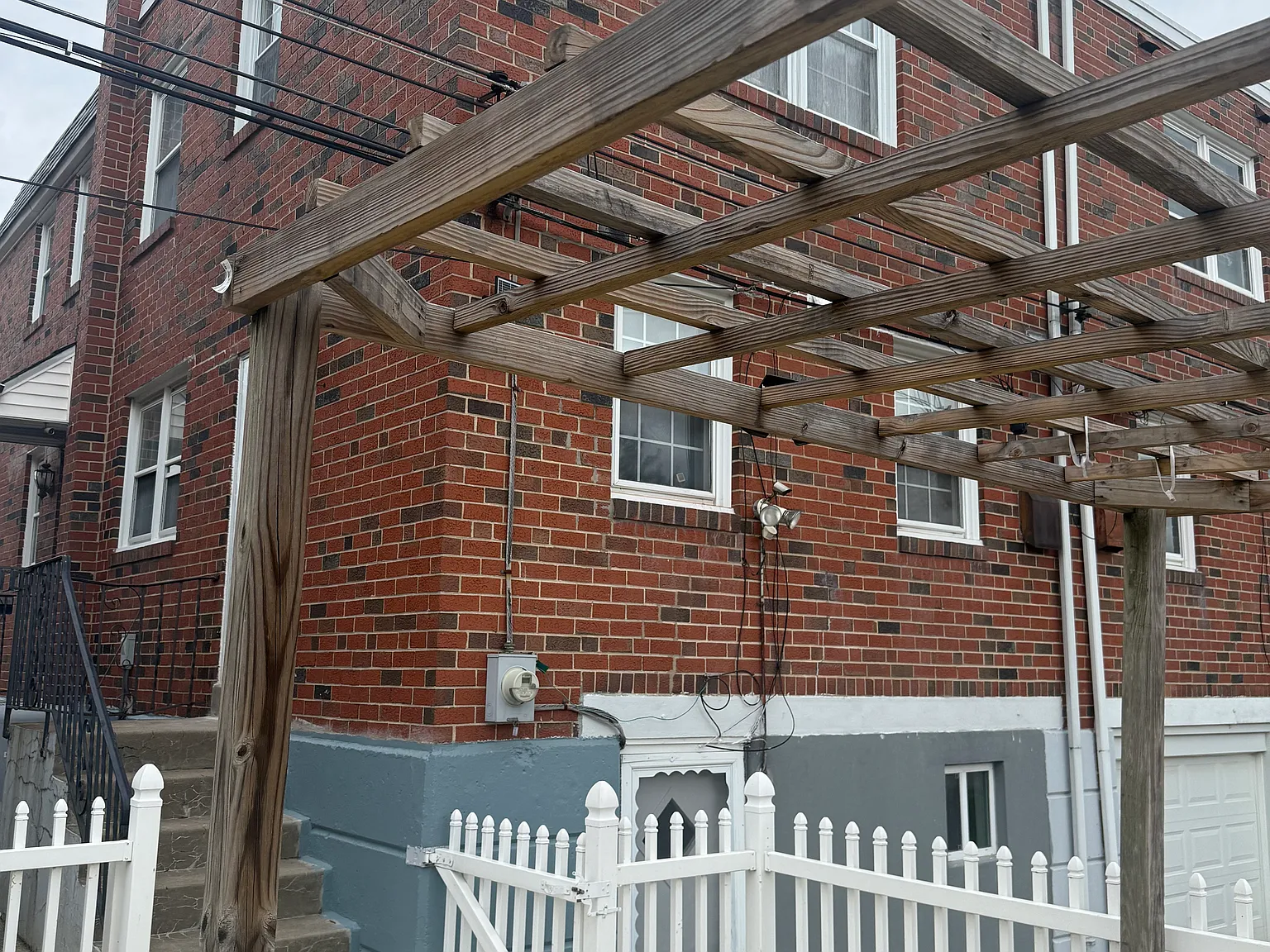 3 bed, 1.5 bath, 1320 sqft, $2,200 — Photo 2
