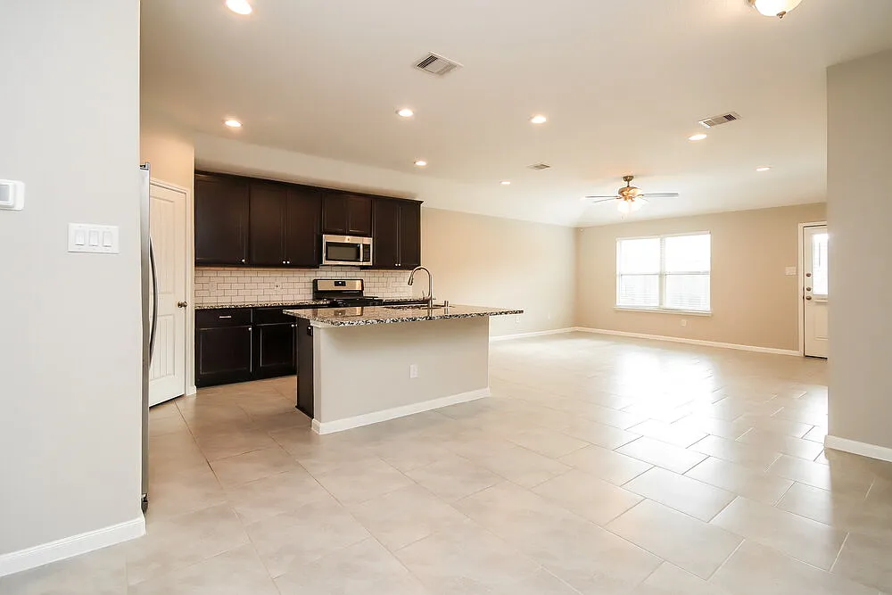 4 bed, 2.0 bath, 1833 sqft, $2,125 — Photo 3