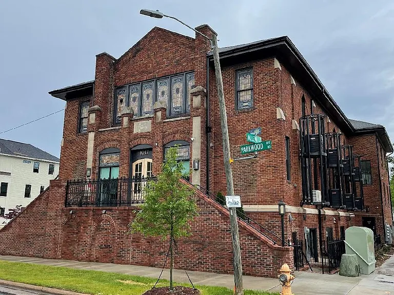The Church on Parkwood is former Church we have adaptively transformed into 18 luxury apartment homes in the heart of Charlotte's Arts district.
From the project's onset the owners and design team have striven to respect the rich bones and detail of the