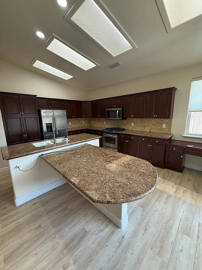 Charming 3-Bedroom 2 Bathroom Home — Photo 3