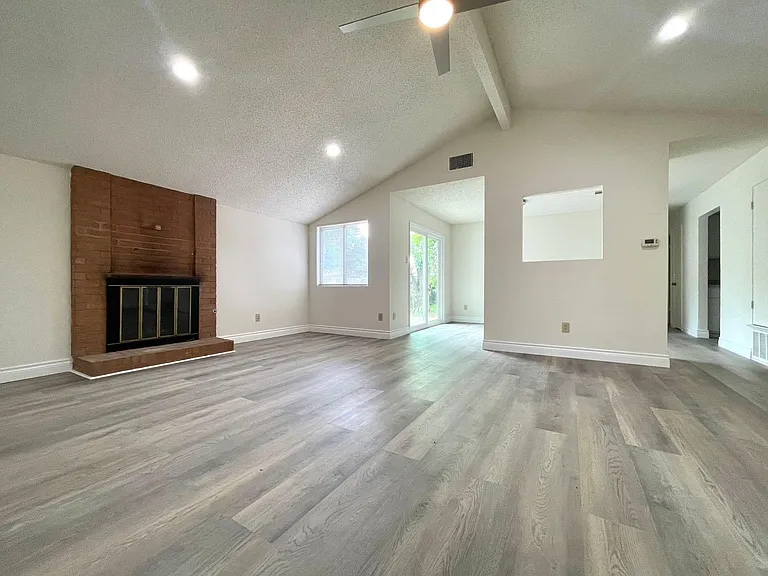 1729 Cricket Hollow Dr — Photo 4