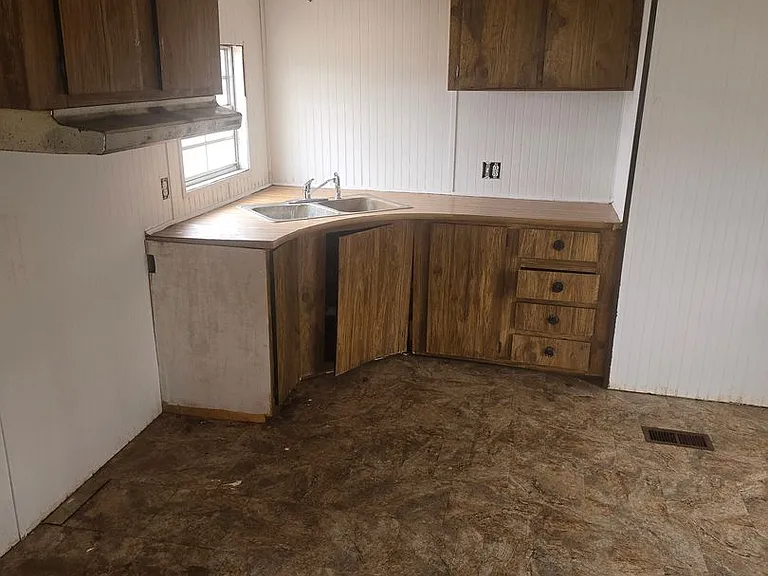 2747 Hickman Rd — Photo 11