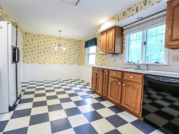 5th image of 233 Valley Green Dr