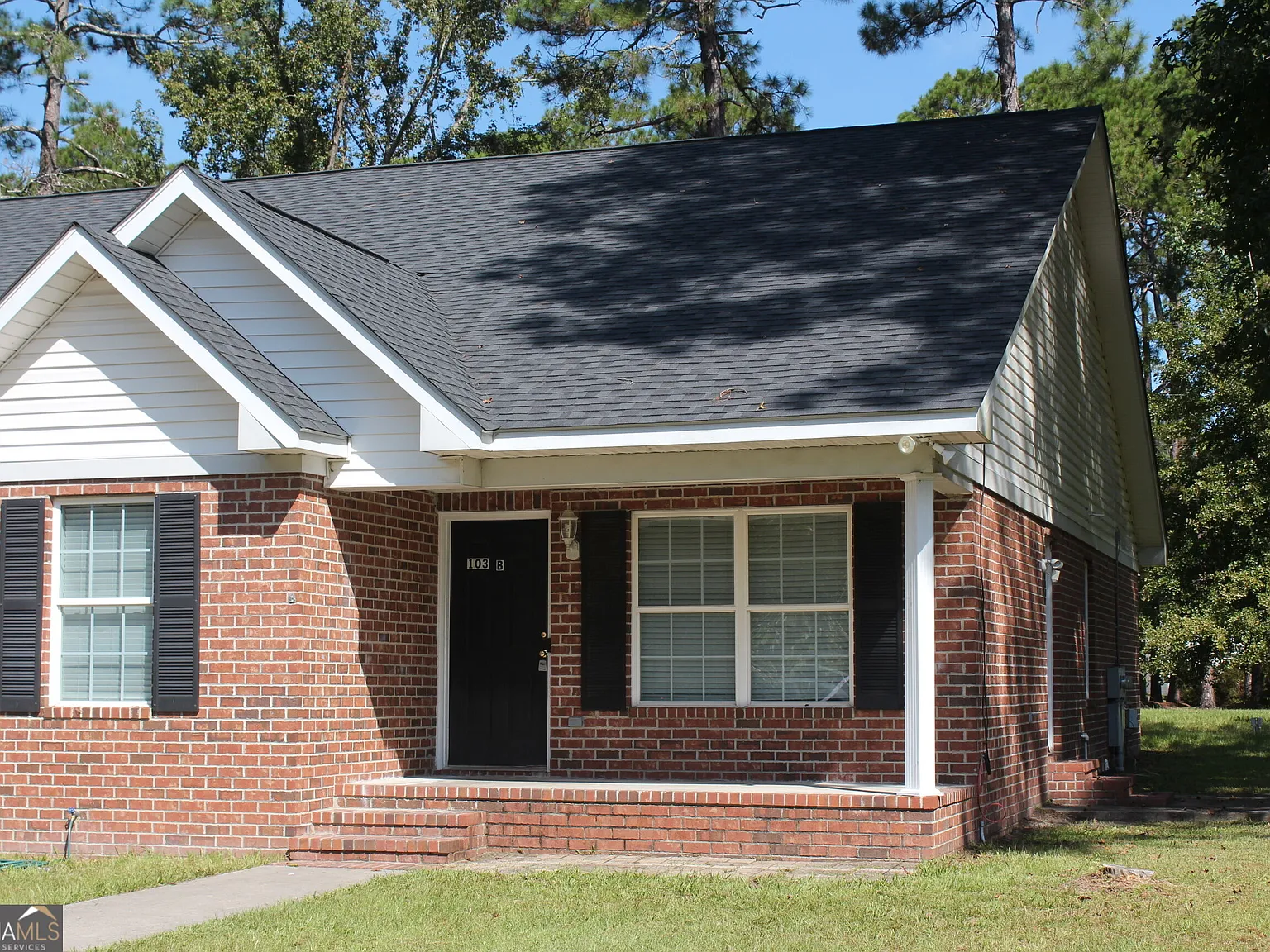 3 bed, 2.0 bath, 1396 sqft, $1,400 — Photo 2