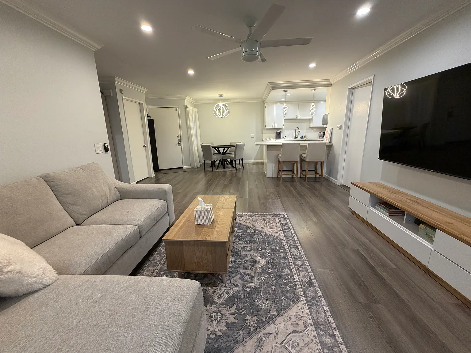 2 bed, 908 sqft, $3,200 — Photo 2
