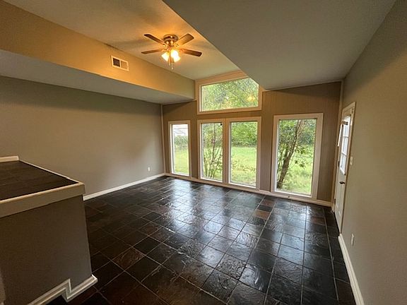 4th image of 3810 Hilltop Dr