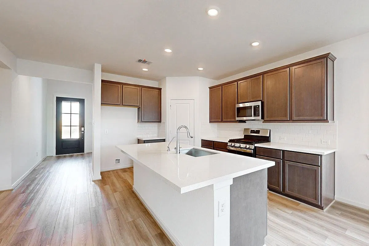 5 bed, 3.0 bath, 2809 sqft, $3,200 — Photo 3