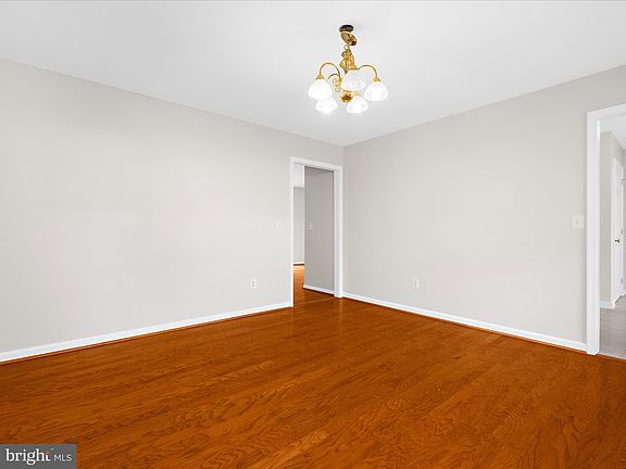 5th image of 225 Autumn Ln