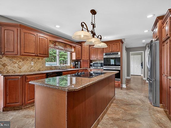 4th image of 6 La Rue Ln