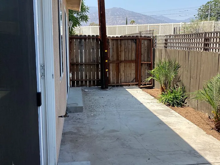 1424 Encino Ave — Photo 16