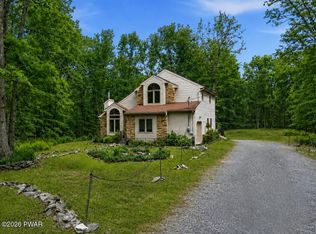 3176 Bluebird Dr, Bushkill, PA 18324