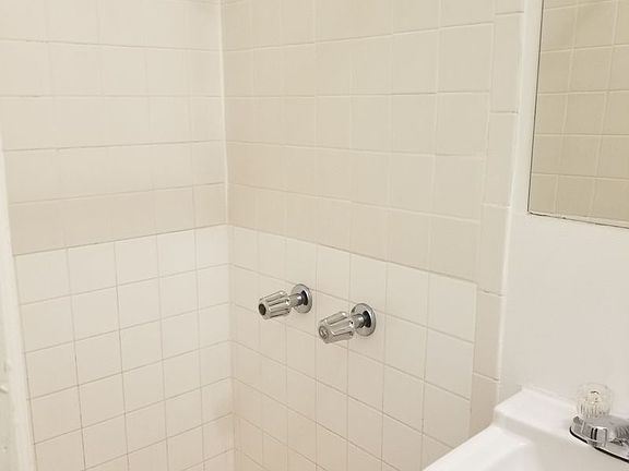 5th image of 26-08 Hoyt Ave S #3R