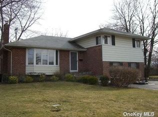 319 Southwood Cir, Syosset, NY 11791