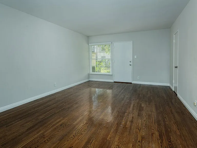 12309 Oxnard St #2 — Photo 9