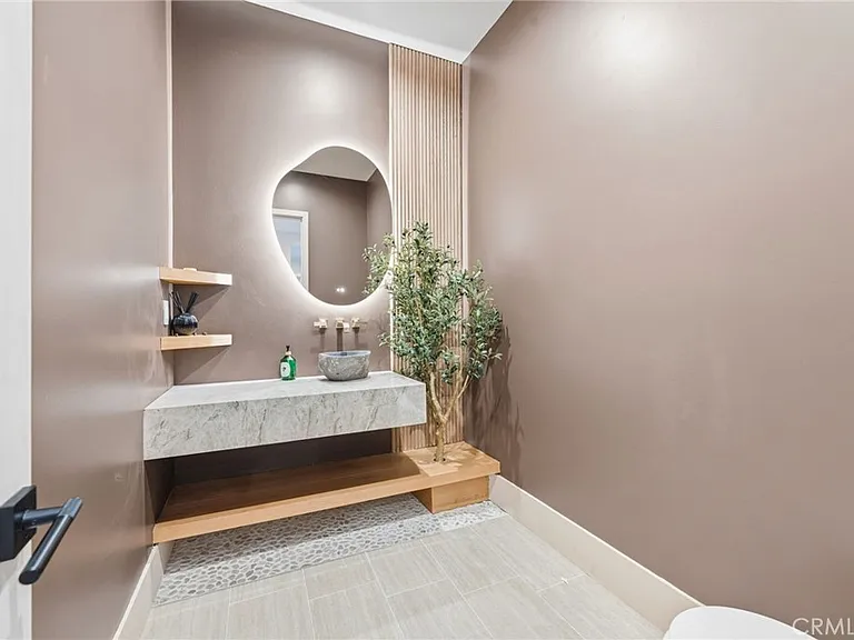 13135 Chandler Blvd — Photo 42