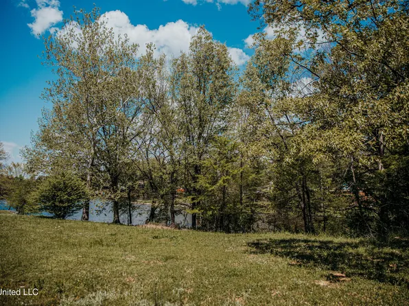 1 Lake Shore Dr N, Southaven, MS 38671