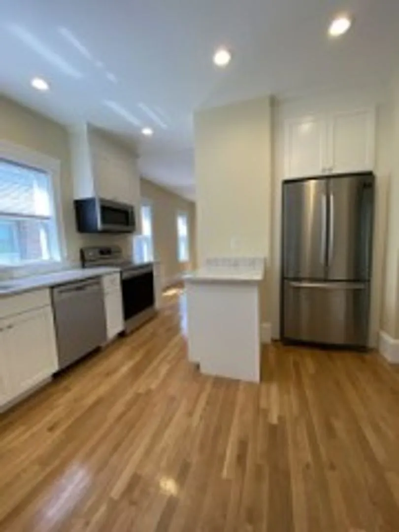 Fully Renovated 4 Bed/2 Bath in Brookline Heat & Hot Water Included | Ideal for Graduate Students... — Photo 3