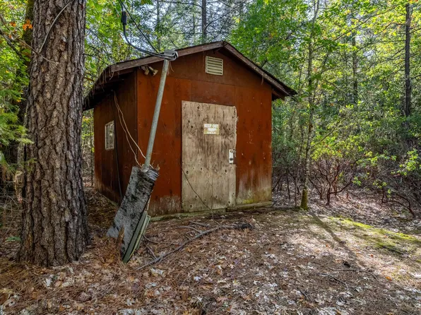 305 Floyd Ln, Cave Junction, OR 97523