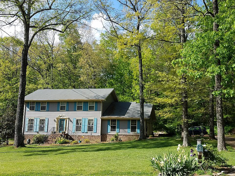Level front yard & oaks
