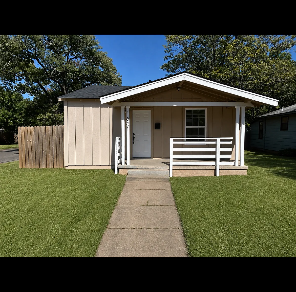 Single family home on a corner lot — Photo 3