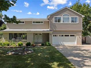 21644 Knudsen Dr, Grosse Ile, MI 48138