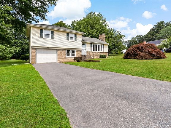2nd image of 30 Rosemarie Dr