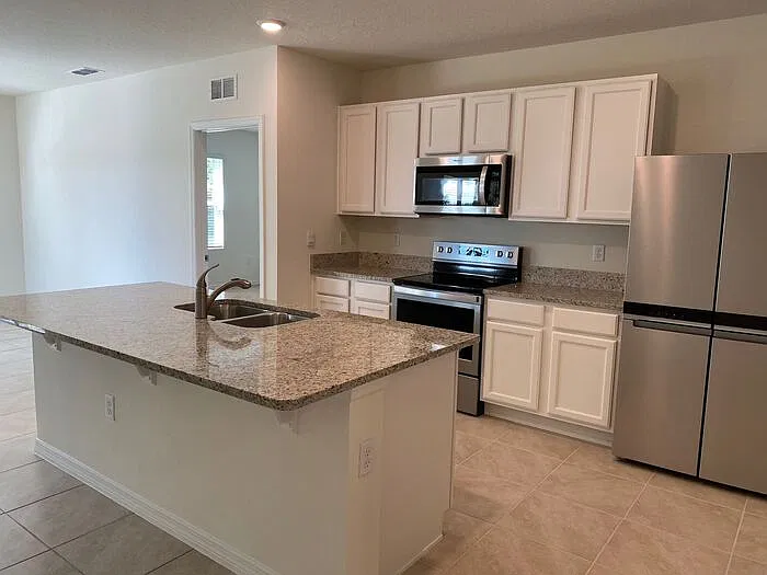 3 bed, 2.0 bath, 1930 sqft, $2,090 — Photo 3