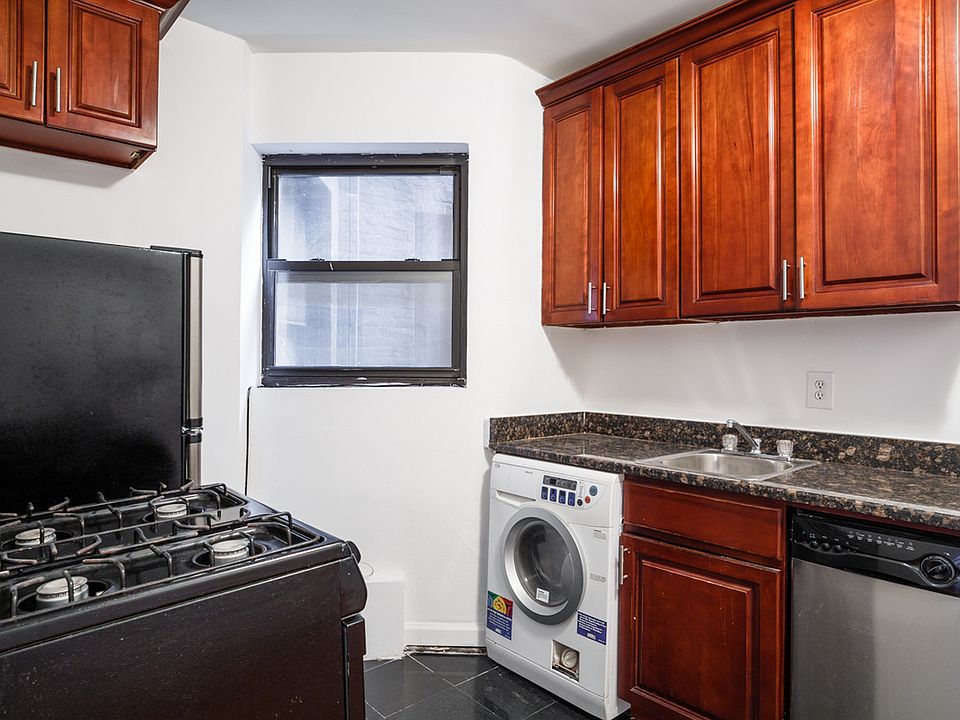 1st image of 310 W 49th St #A3d