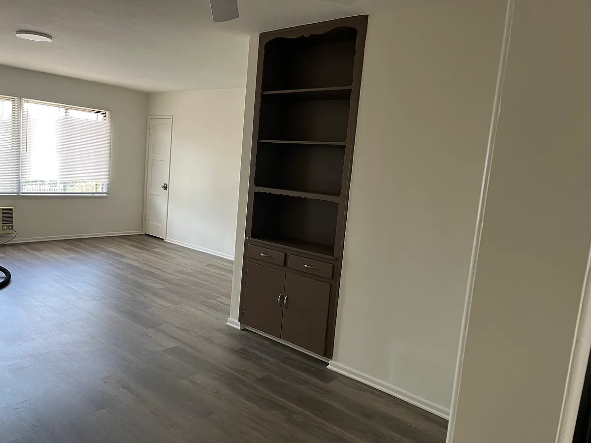 Building Photo - 10821 Bloomfield St #5
